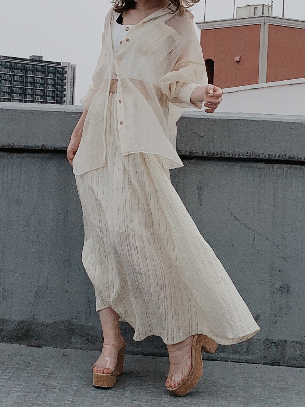 ホワイト系のシャツ/ブラウス、ベージュ系のワンピース、その他のサンダルを着用したレディースの夏コーディネートの1枚目の写真