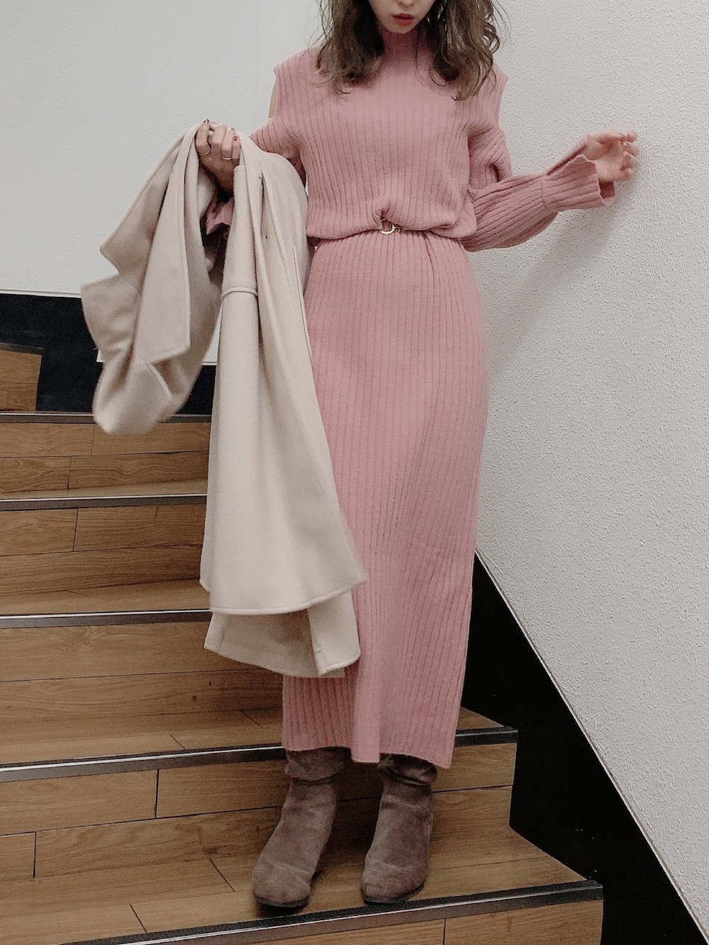 「dazzlin、ダズリン、ニットワンピース、シンプル、ラクチンコーデ、低身長、オープンショルダー、ワンピース、秋冬コーデ、大人コーデ」｜「dazzlinのリラクシーロングチェスターコート（チェスターコート、ホワイト系）」を使った、kayo yoshizawaさん（レディース・148cm）の冬コーディネートの1枚目の写真