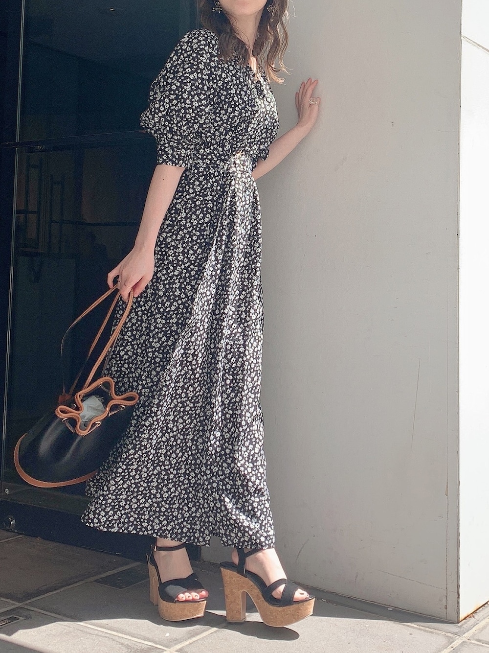 その他のワンピース、ブラック系のサンダルを着用したレディースの春コーディネートの1枚目の写真