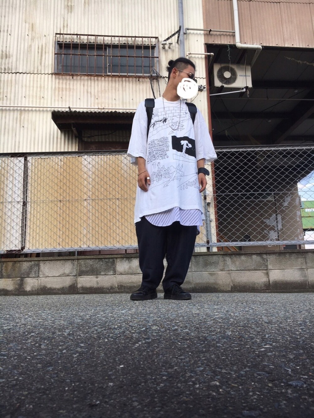 ホワイト系のTシャツ/カットソー、ホワイト系のTシャツ/カットソー、ブラック系のバックパック/リュックを着用したメンズの夏コーディネートの1枚目の写真