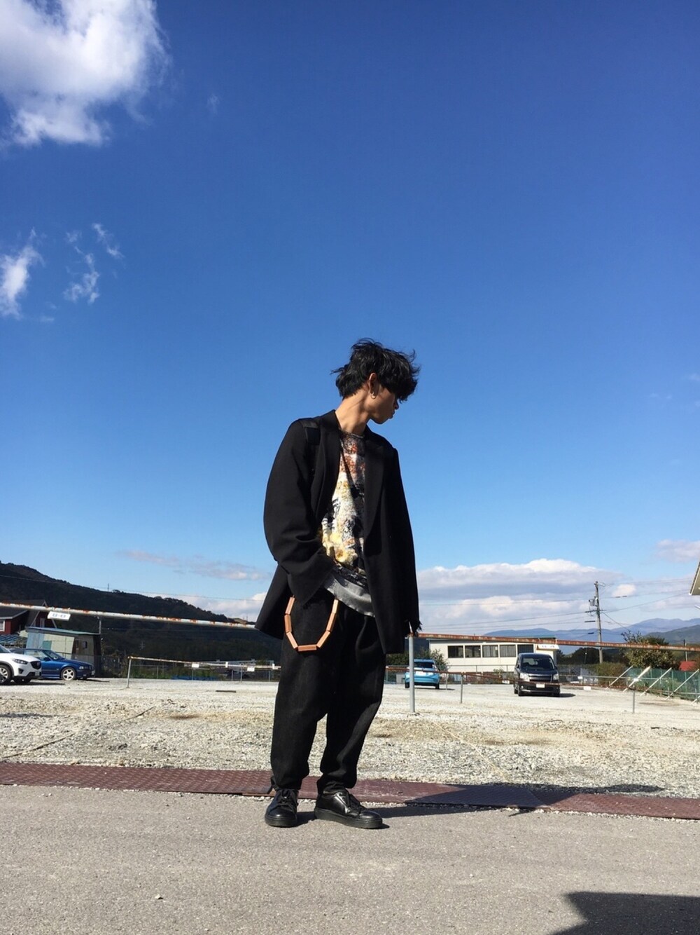 その他のTシャツ/カットソー、ブラック系のテーラードジャケット、ブラック系のデニムパンツを着用したメンズの秋コーディネートの1枚目の写真