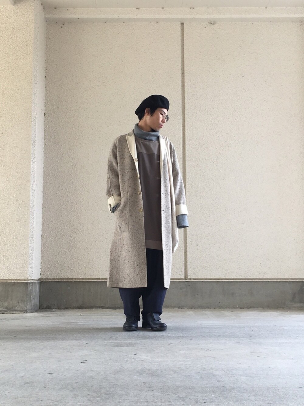 「ベレー帽、めがね、タートルネック、タートルネックニット、グレーニット、ビッグシルエット、リバーシブル、ワイドパンツ、ドレスシューズ」｜「THE COMESANDGOESのアイテム（ハンチング/ベレー帽、ブラック系）」を使った、torafaさん（メンズ・167cm）の冬コーディネートの1枚目の写真