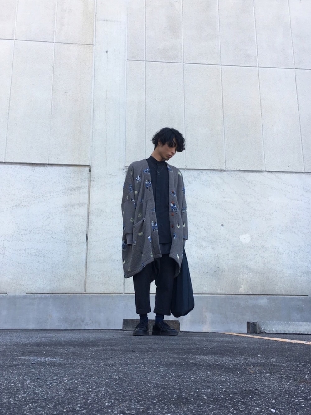 「ガウン、総柄トップス、スタンドカラー、ノーカラーシャツ、モノトーン、サルエルパンツ、モード、グラデーション、モードストリート、古着」｜「lito aoのアイテム（ピアス（片耳用）、シルバー系）」を使った、torafaさん（メンズ・167cm）の冬コーディネートの1枚目の写真