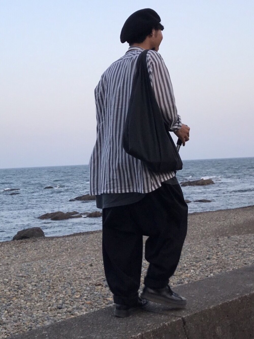 「海、ストライプ、ストライプシャツ、ベレー帽、サルエルパンツ、ワイドパンツ、オーバーサイズ、ゆるコーデ」｜「THE COMESANDGOESのアイテム（ハンチング/ベレー帽、ブラック系）」を使った、torafaさん（メンズ・167cm）の春コーディネートの1枚目の写真