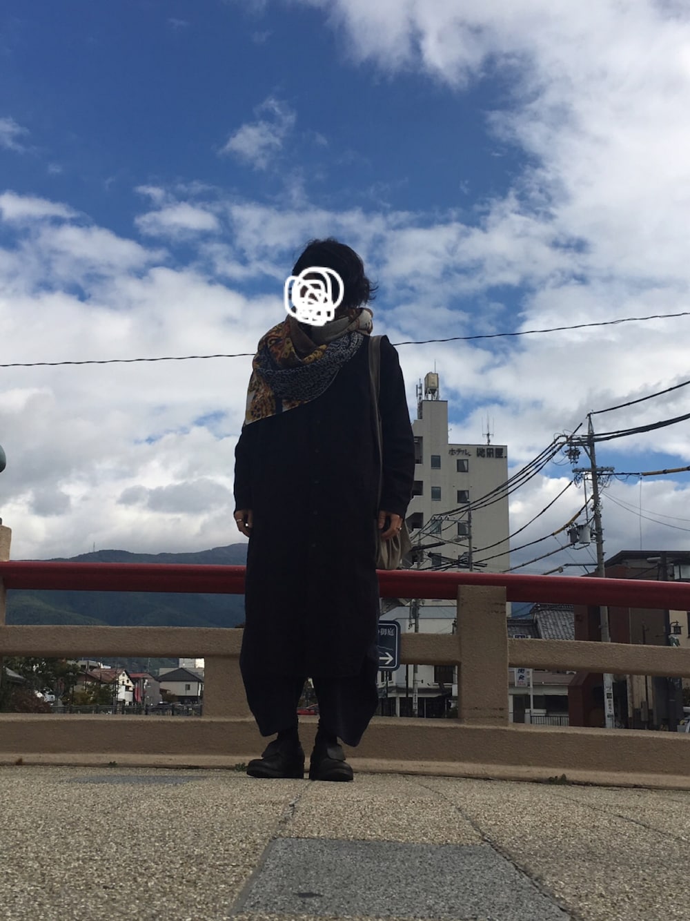 「ロングシャツ、ストール、柄ストール、モード、ワイドパンツ、魔法使い、革靴、オーバーサイズ」｜「classicoのアイテム（メガネ、ブラウン系）」を使った、torafaさん（メンズ・167cm）の秋コーディネートの1枚目の写真