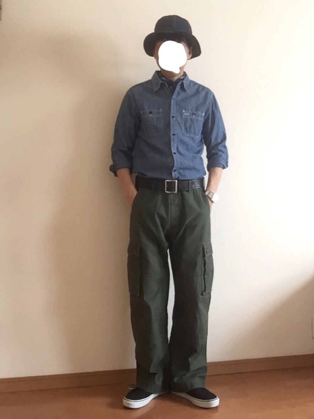 「アメカジ、シャツスタイル、デニムシャツ、カジュアル、ハット、アーミーハット、カーゴパンツ、スニーカー」｜「The Flat Headのアイテム（カーゴパンツ、グリーン系）」を使った、mさん（メンズ・173cm）の夏コーディネートの1枚目の写真