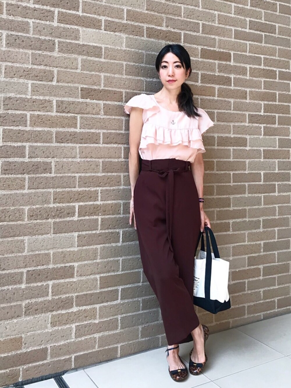 ブラウン系のその他パンツ、その他のレインシューズ、シルバー系のチャームを着用したレディースの夏コーディネートの1枚目の写真