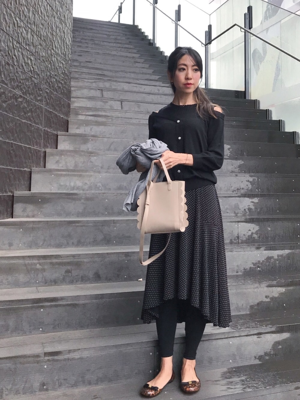 ブラック系のワンピース、その他のレインシューズ、ベージュ系のショルダーバッグを着用したレディースの秋コーディネートの1枚目の写真