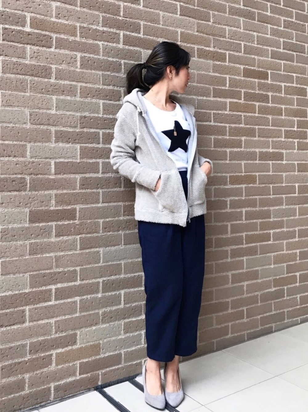 「VINTAGE、スター、スター柄、テーパードパンツ、秋冬コーデ、オトナカジュアル、オトナ女子、片耳ピアス、ボアパーカー、メンズパーカー」｜「DOUBLE STANDARD CLOTHINGのDSC フライス表起毛スター刺繍トップス（Tシャツ/カットソー、ホワイト系）」を使った、euro flat PRESS lisaさん（レディース・157cm）の秋コーディネートの1枚目の写真