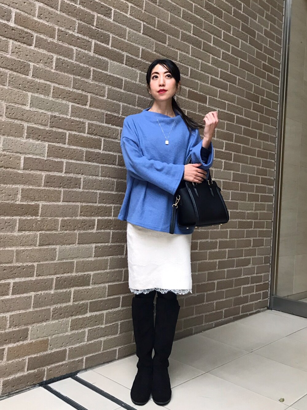「オトナ女子、ホワイトスカート、ロングブーツ、ボトルネック、ボトルネックニット、オトナカジュアル、ブルーコーデ、ブルー x ホワイト、コラボ商品、雑誌掲載」｜「Christian Diorのアイテム（スカート、ホワイト系）」を使った、euro flat PRESS lisaさん（レディース・157cm）の冬コーディネートの1枚目の写真