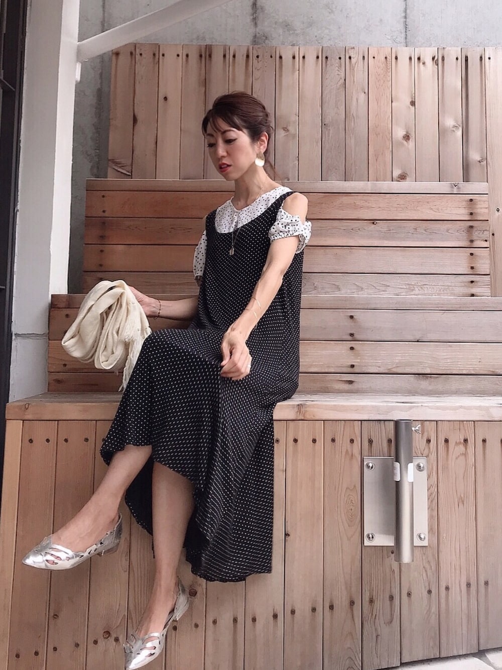 シルバー系のパンプス、ブラック系のワンピース、ホワイト系のシャツ/ブラウスを着用したレディースの秋コーディネートの1枚目の写真
