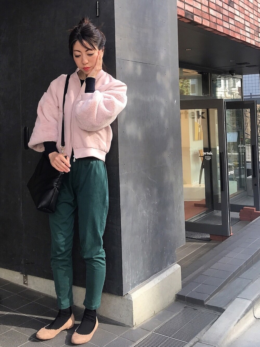 「ブルゾン、ペチパンツ、ピンク、パステルカラー、ショップ店員、低身長、カジュアルコーデ、ペタンコ靴、フラットシューズ」｜「GUのアイテム（ブルゾン、ピンク系）」を使った、euro flat PRESS lisaさん（レディース・157cm）の春コーディネートの1枚目の写真