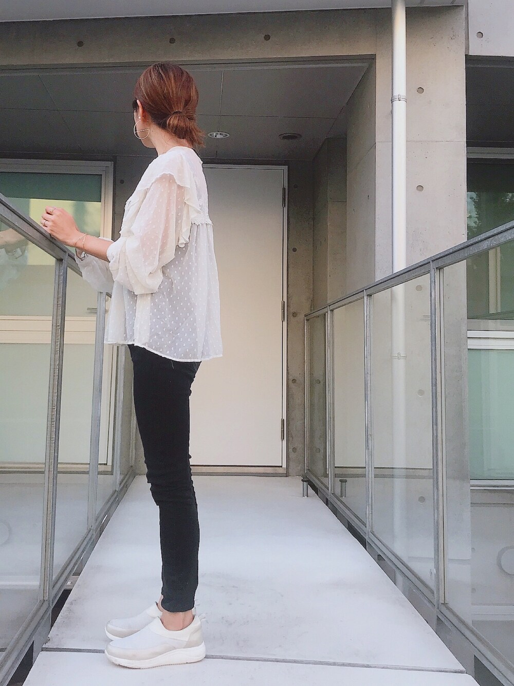 ホワイト系のスニーカー、ブラック系のその他パンツ、ホワイト系のシャツ/ブラウスを着用したレディースの秋コーディネートの1枚目の写真