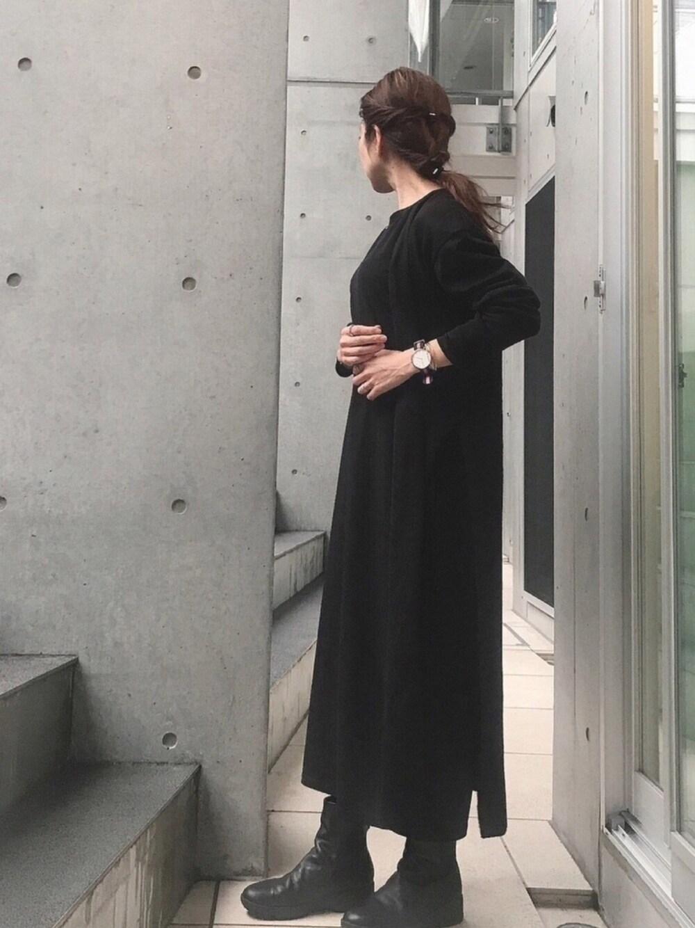 「ブラック、ブラックコーデ、ロングカーディガン、ロングカーデ、低身長、オトナカジュアル、オトナ女子、ワントーンコーデ、ネコ」｜「coca（coca）のロング丈フレンチスリーブシンプルワンピース（ワンピース、ブラック系）」を使った、euro flat PRESS lisaさん（レディース・157cm）の秋コーディネートの1枚目の写真