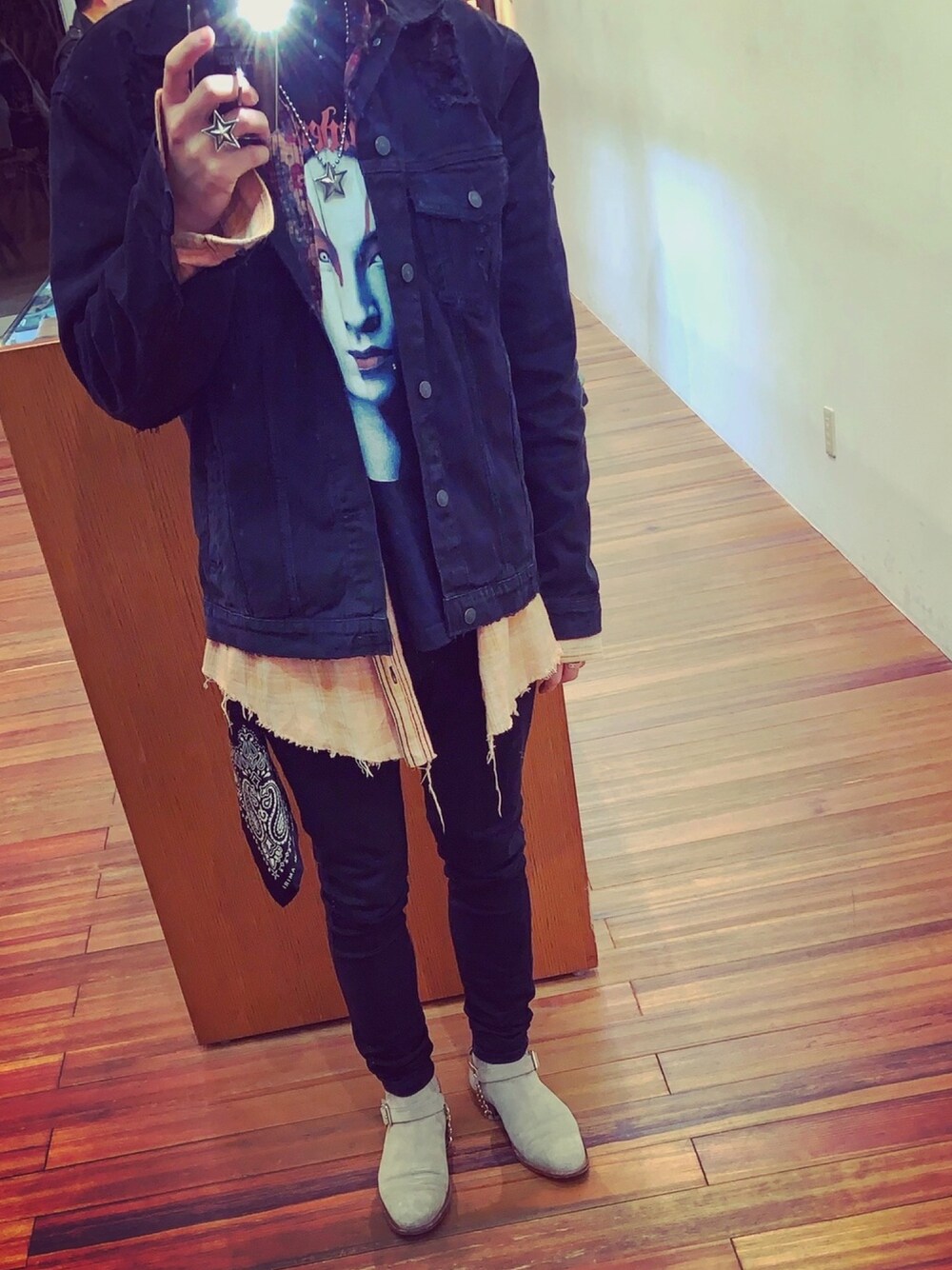 「コディサンダーソン、AMIRI、BALMAIN、Alexander Wang、お洒落さんとつながりたい、ファッション、古着MIX」｜「AMIRIのアイテム（ストール/ショール、ブラック系）」を使った、yamatoさん（メンズ・172cm）の春コーディネートの1枚目の写真
