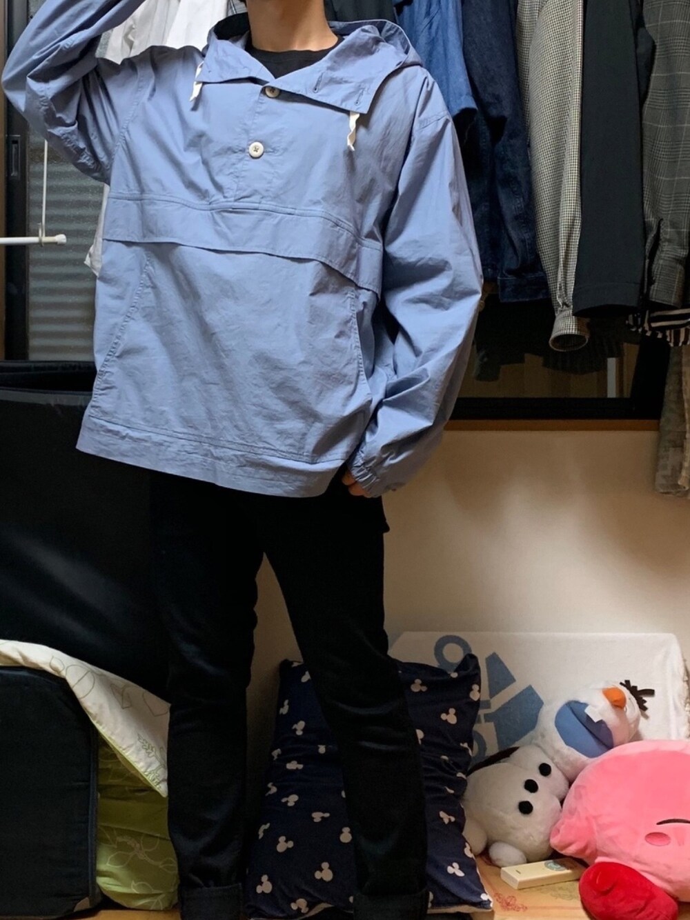 ブルー系のブルゾン、ブラック系のパンツ、ブラック系のTシャツ/カットソーを着用したメンズの秋コーディネートの1枚目の写真