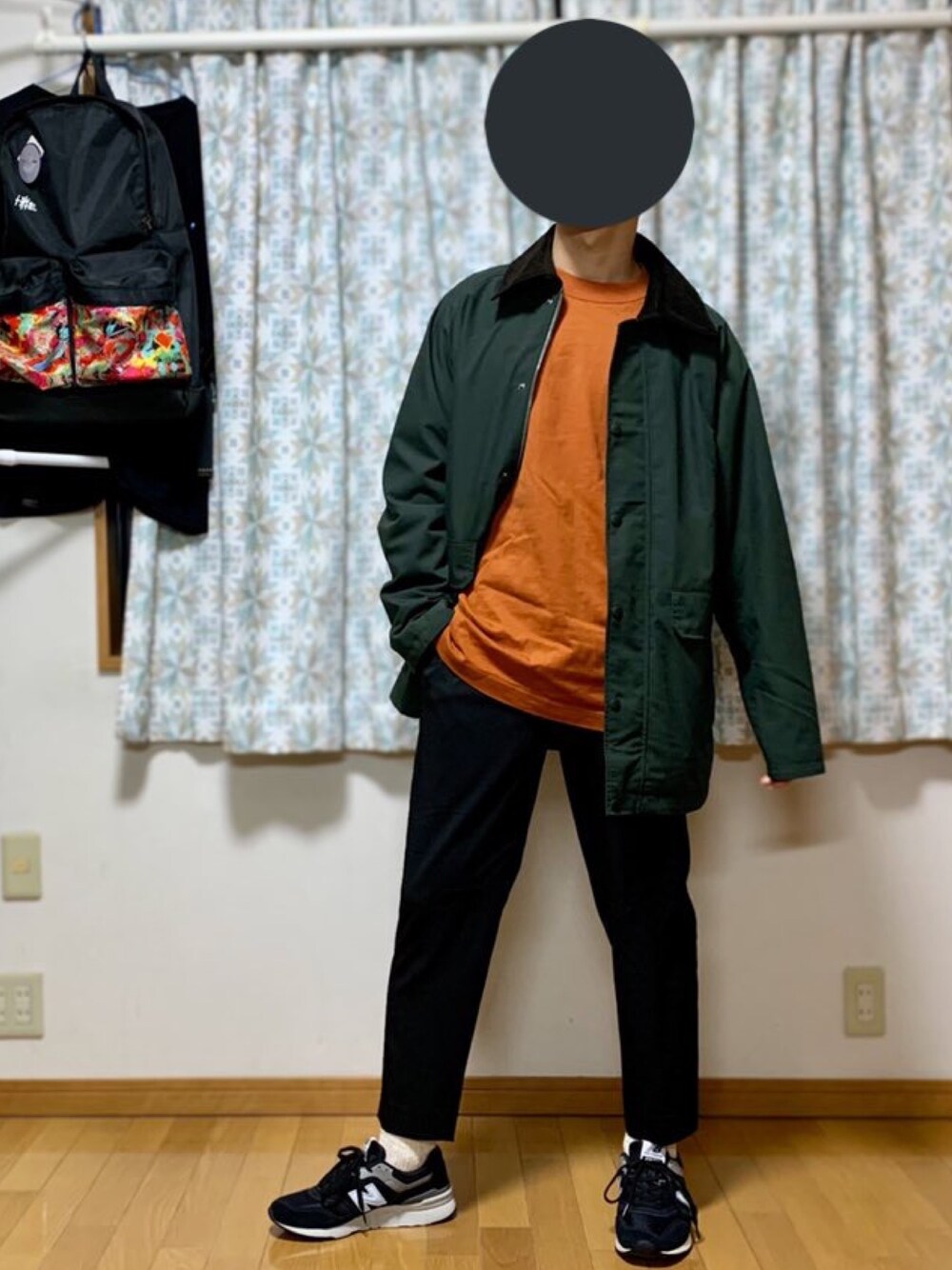 「オレンジ」｜「NEW BALANCEのNew Balance CM997H cm997hcc（スニーカー、ブラック系）」を使った、戯風さん（メンズ・164cm）の冬コーディネートの1枚目の写真