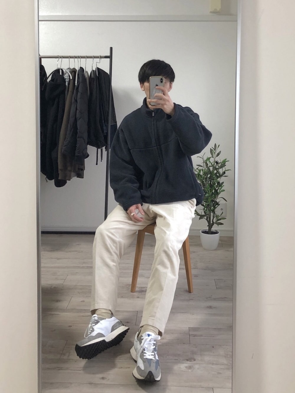 「ユニクロ、ユニクロコーデ、ネイビー、ネイビー×ホワイト、ネイビージャケット、白パンツ、白パンツコーデ、ホワイトパンツ、アンクルパンツ、ニューバランス」｜「Marks & Spencerのアイテム（ジャケット/アウター、ブルー系）」を使った、Rさん（メンズ・178cm）の冬コーディネートの1枚目の写真