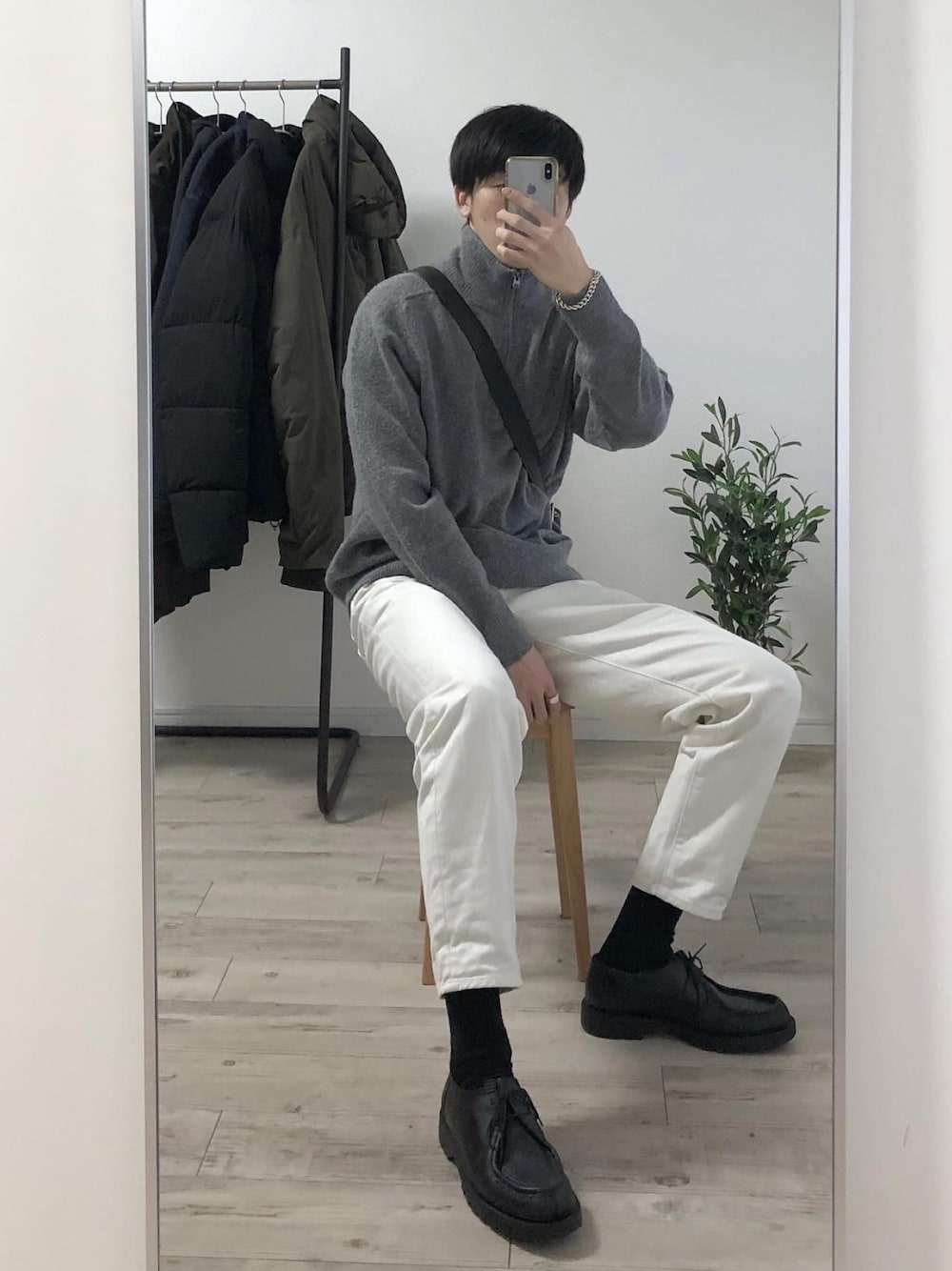 「グレーセーター、グレーコーデ、グレーニット、ハーフジップ、白パンツ、白パンツコーデ、白デニム、白デニムパンツ、クレマン、革靴 黒」｜「UNIQLOのアイテム（ニット/セーター、グレー系）」を使った、Rさん（メンズ・178cm）の冬コーディネートの1枚目の写真