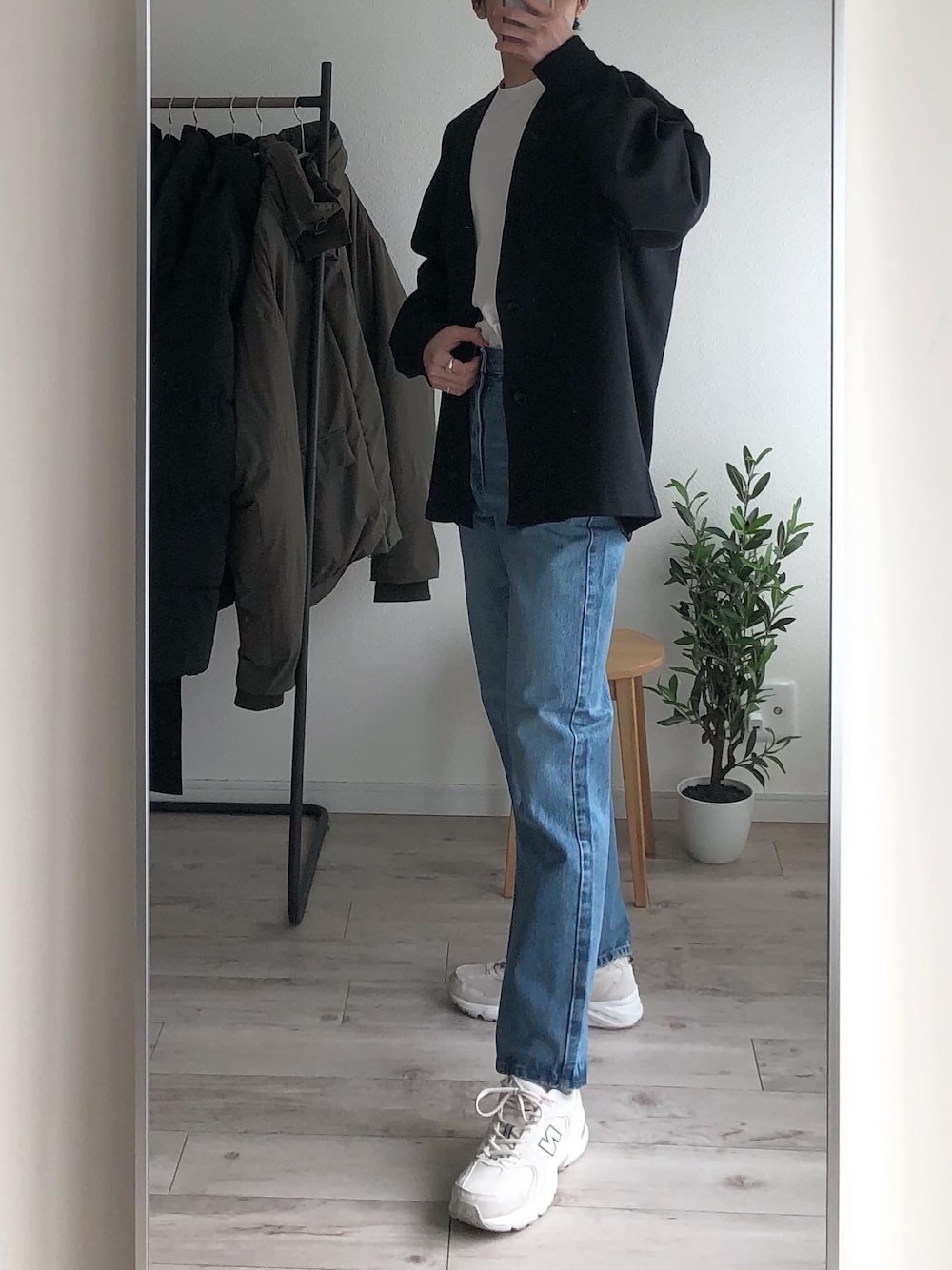 「ユニクロコーデ、デニムパンツ、デニムパンツコーデ、ハイライズ、ハイライズデニム、ユニクロデニム、スウェットカーディガン、ヒートテックコットンクルーネックT、ニューバランス530、カーディガンコーデ」｜「UNIQLOのスウェットカーディガン（その他アウター、ブラック系）」を使った、Rさん（メンズ・178cm）の春コーディネートの1枚目の写真