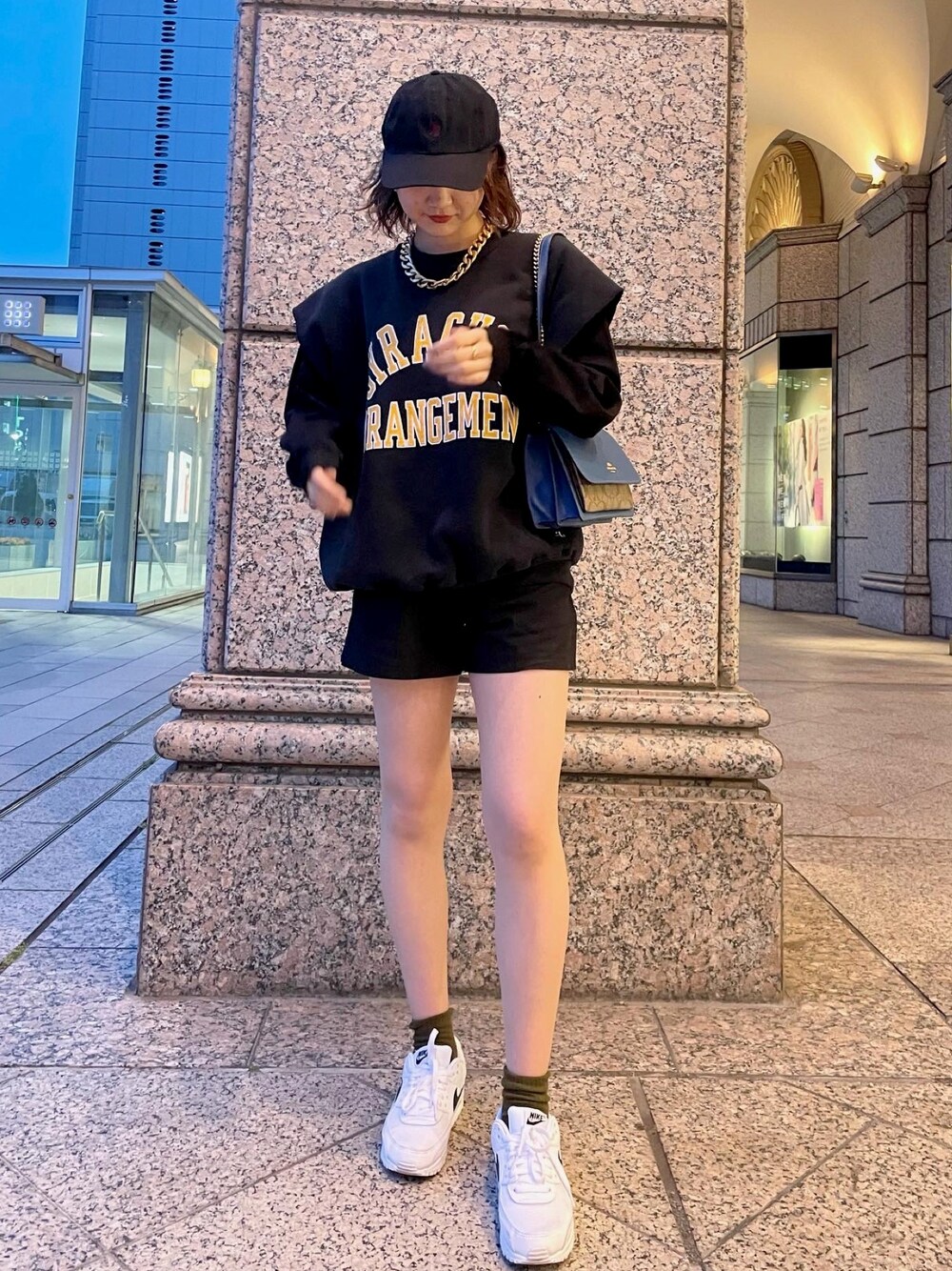 「初夏コーデ、カジュアルコーデ、ノースリーブ、古着MIX、#スニーカー、エアマックス、古着女子、キャップ女子、メンズライクコーデ」｜「POLO RALPH LAURENのポロ ラルフローレン キャップ ストラップバック POLO RALPH LAUREN（キャップ、ブラック系）」を使った、あんでぃーさん（レディース・165cm）の夏コーディネートの1枚目の写真