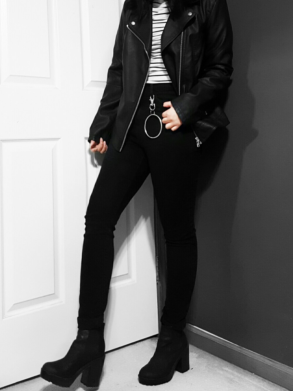 「ootd、outfit、レザージャケット、asos、ＨＭ、FOREVER 21、monotone、モノトーン、モノトーンコーデ、モノトーンスタイル」｜「New lookのアイテム（ライダースジャケット、ブラック系）」を使った、Rinaさん（レディース・160cm）の春コーディネートの1枚目の写真