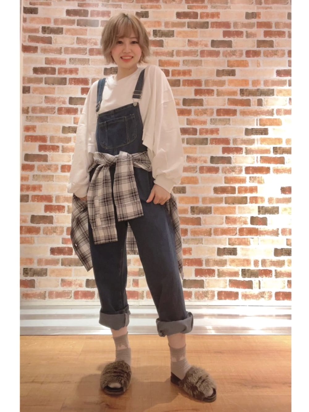 「春めきシューズ、シンプルスタイル、ゆるコーデ、ラクチンコーデ、お洒落さんとつながりたい、低身長コーデ、春、春カラー、デニムパンツ、今日のコーデ」｜「shawtyのアイテム（サロペット/オーバーオール、ブルー系）」を使った、yu❤︎ さん（レディース・157cm）の春コーディネートの1枚目の写真