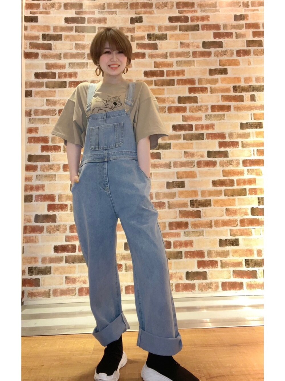 「春夏コーデ、オトナカジュアル、ゆるコーデ、春、パンツスタイル、スニーカーコーデ、低身長女子、カジュアル、パンツコーデ」｜「shawtyのアイテム（サロペット/オーバーオール、ブルー系）」を使った、yu❤︎ さん（レディース・157cm）の春コーディネートの1枚目の写真