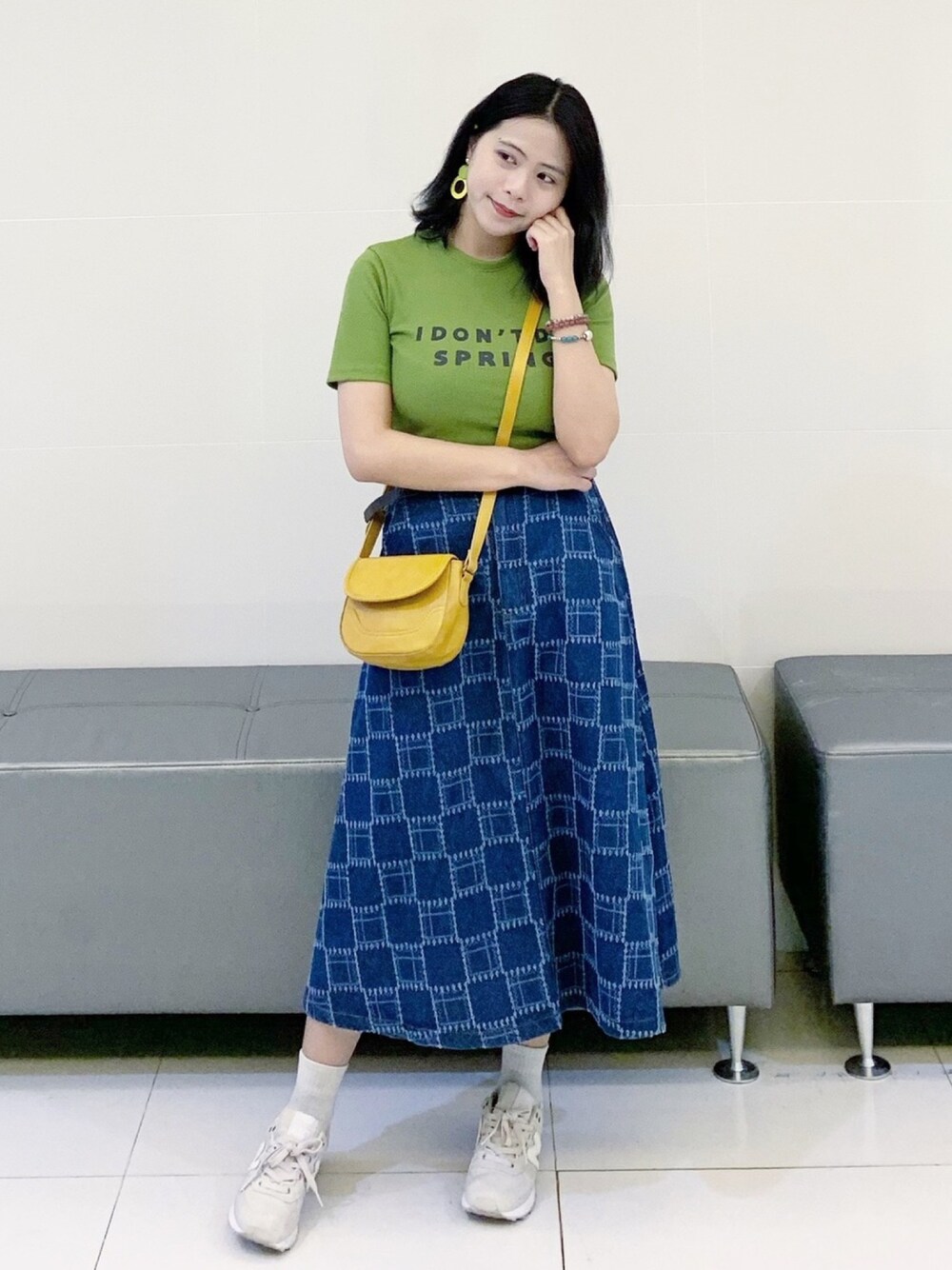 「girl、ootd、outdoor、skirt」｜「Gram&Coのアイテム（イヤリング、その他）」を使った、Chun💚さん（レディース・155cm）の春コーディネートの1枚目の写真
