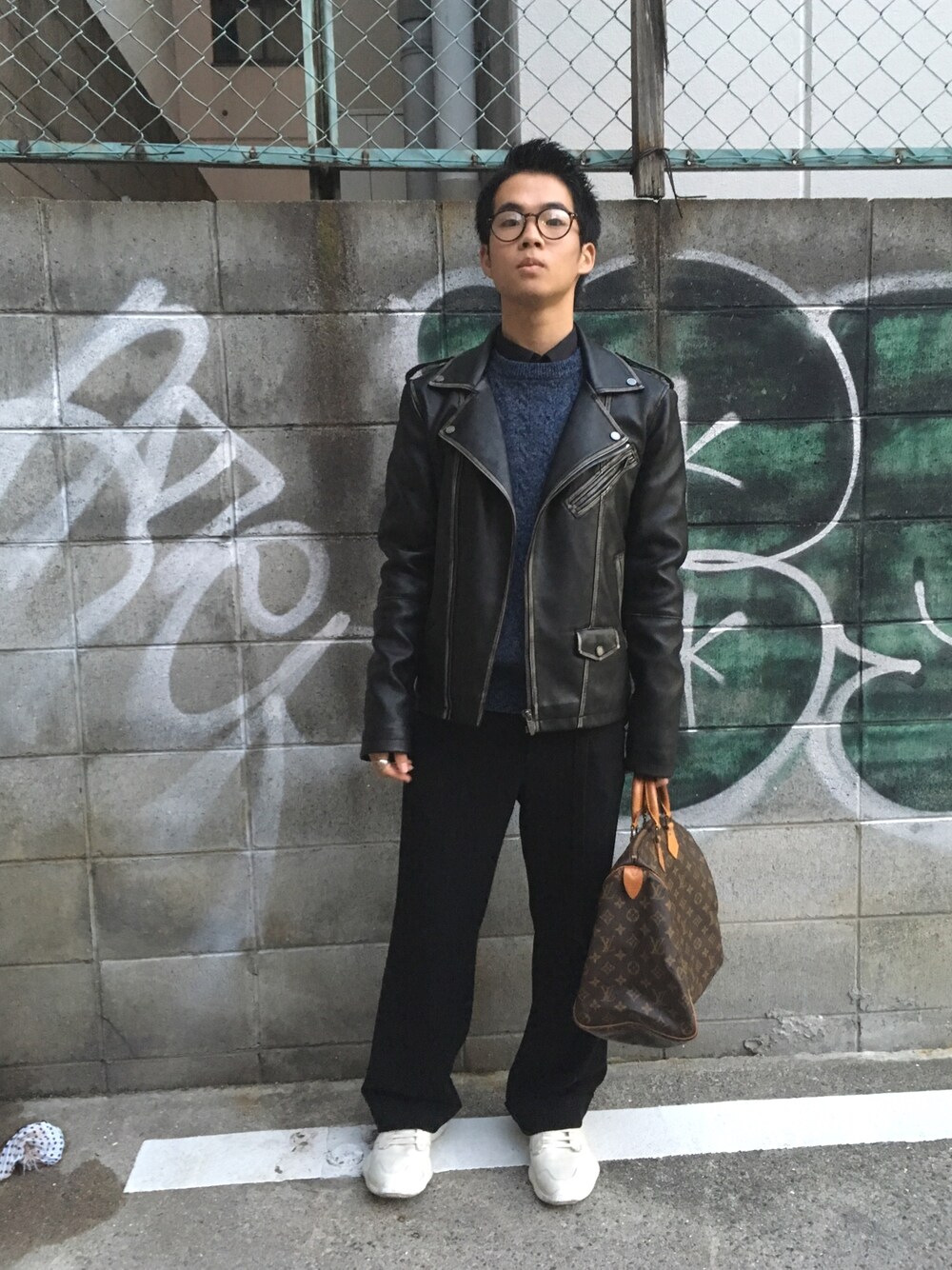 「ZARA、H&M、HARE、BROOKS BROTHERS、yohjiyamamoto、LouisVuitton、RICK OWENS、ライダースジャケット、ガチャベルト、めがね」｜「BROOKS BROTHERSのアイテム（ニット/セーター、ブルー系）」を使った、ユウスケさん（メンズ・165cm）の冬コーディネートの1枚目の写真