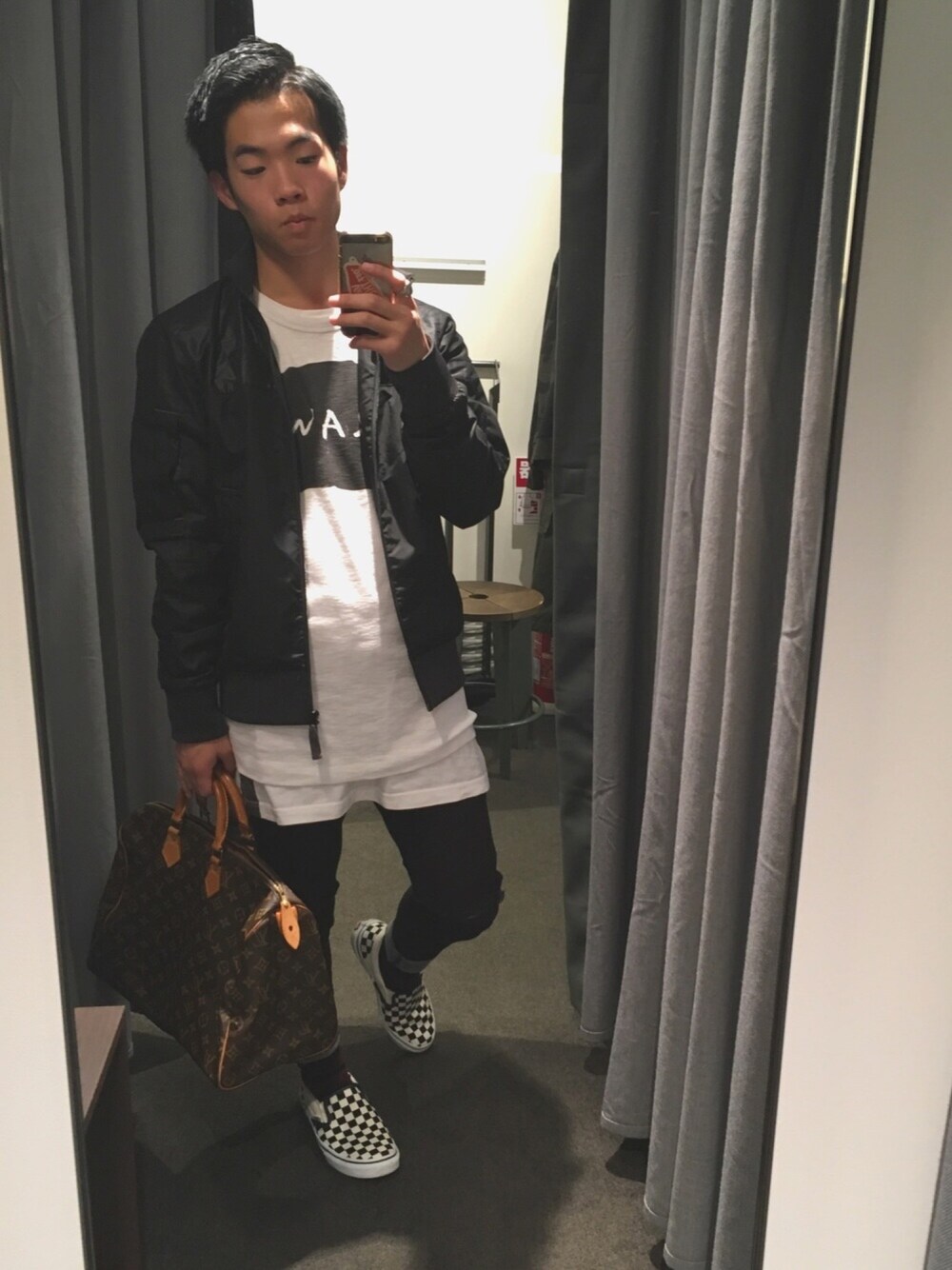 「G-STAR RAW(G-STAR RAW)、LouisVuitton、VANS、ナイロンジャケット、ロングシャツ、スリッポン、ブレスレット、バッグ、きれいめカジュアル、新年一発目」｜「G-STAR RAWのアイテム（ナイロンジャケット、ブラック系）」を使った、ユウスケさん（メンズ・165cm）の冬コーディネートの1枚目の写真