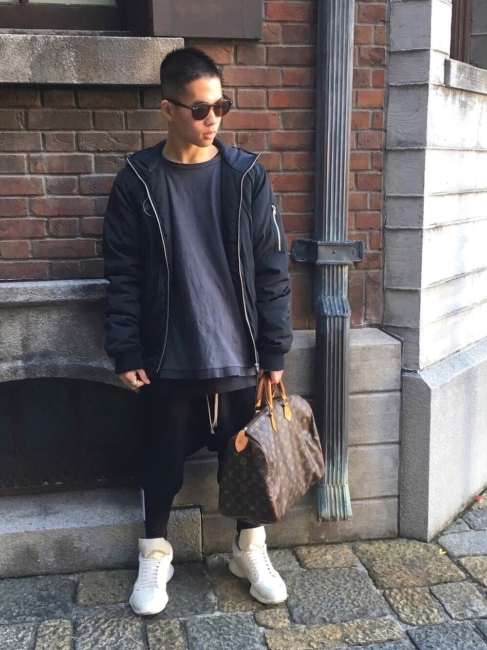「ray ban、BILLABONG、G-STAR RAW(G-STAR RAW)、adidas、RICK OWENS、LouisVuitton、ダウンジャケット、サングラス」｜「Ray-Banの【Ray-Ban（レイバン）】（サングラス、ブラウン系）」を使った、ユウスケさん（メンズ・165cm）の冬コーディネートの1枚目の写真