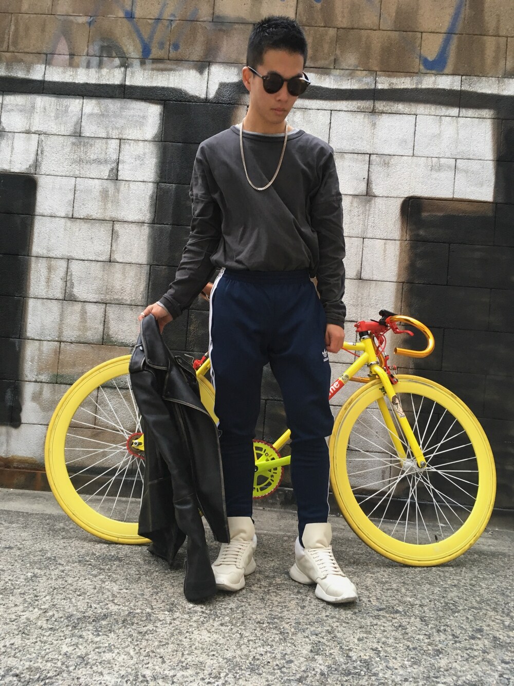 「ray ban、ZARA、adidas originals、RICK OWENS、BALENCIAGA、ライダースジャケット、ジャージ、ゴールドアクセ、ピスト」｜「Ray-Banの【Ray-Ban（レイバン）】（サングラス、ブラウン系）」を使った、ユウスケさん（メンズ・165cm）の冬コーディネートの1枚目の写真