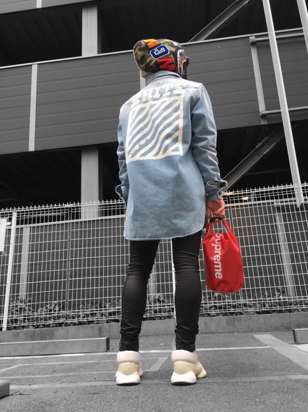 「A BATHING APE、ray ban、off white、supreme、G-STAR RAW(G-STAR RAW)、HOLLISTER、RICK OWENS、Saint Laurent、SHARK、休日スタイル」｜「A BATHING APEのSHARK FULL ZIP HOODIE（パーカー、グレー系）」を使った、ユウスケさん（メンズ・165cm）の冬コーディネートの1枚目の写真
