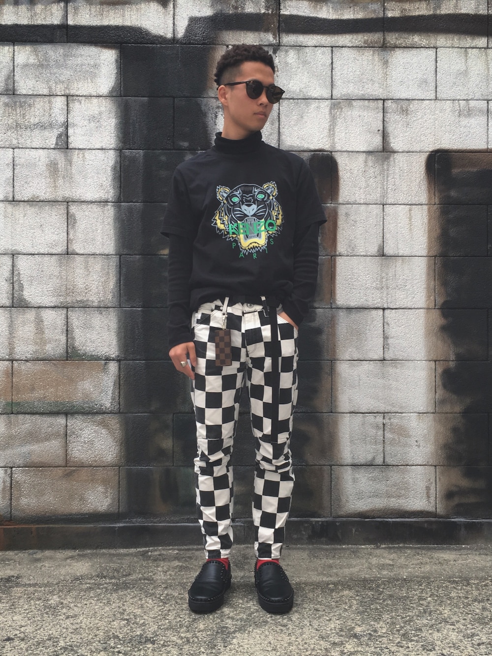 「ray ban、UNIQLO、KENZO、LouisVuitton、G-STAR RAW(G-STAR RAW)、Christian Louboutin、HARE、休日スタイル、春コーデ」｜「Ray-Banの【Ray-Ban（レイバン）】（サングラス、ブラウン系）」を使った、ユウスケさん（メンズ・165cm）の春コーディネートの1枚目の写真