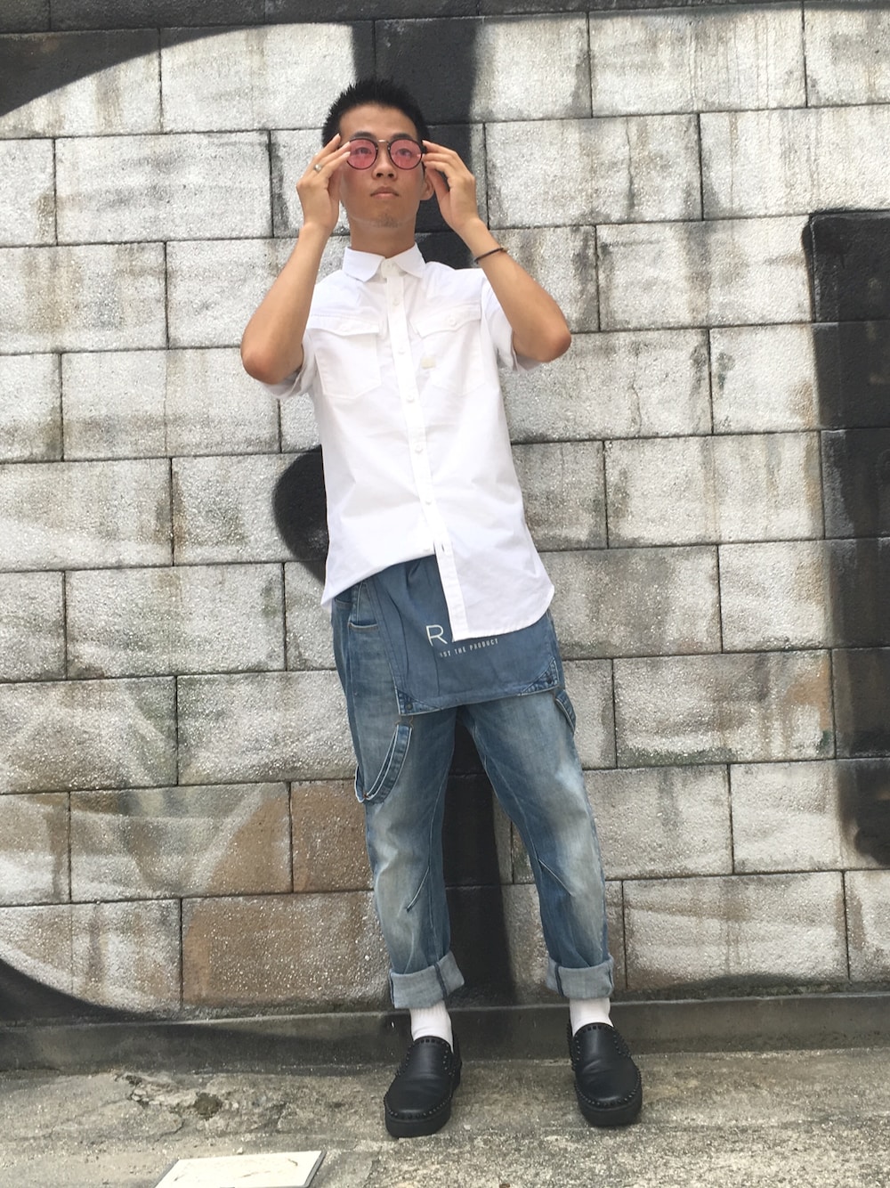 「G-STAR RAW(G-STAR RAW)、LouisVuitton、Christian Louboutin、NIKE、BALENCIAGA、オーバーオール、夏、大人カジュアル、シンプルコーデ」｜「G-STAR RAWのアイテム（シャツ/ブラウス、ホワイト系）」を使った、ユウスケさん（メンズ・165cm）の夏コーディネートの1枚目の写真