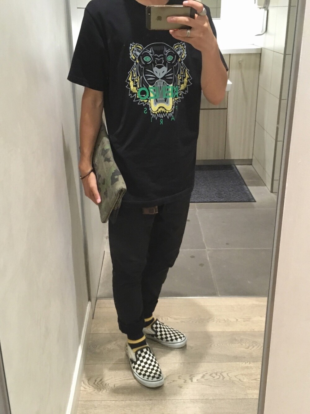 「KENZO、BALENCIAGA、LouisVuitton、ZARA、VANS、休日スタイル、夏、黒、シンプル、ソックス」｜「KENZOのTiger Tee（Tシャツ/カットソー、ブラック系）」を使った、ユウスケさん（メンズ・165cm）の夏コーディネートの1枚目の写真