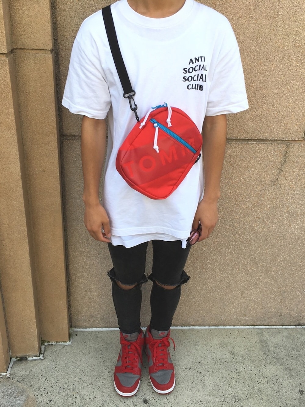 「antisocialsocialclub、NIKE、Bershka、TOMMY HILFIGER、BALENCIAGA、ootd、黒、夏コーデ」｜「ANTI SOCIAL SOCIAL CLUBのアイテム（Tシャツ/カットソー、ホワイト系）」を使った、ユウスケさん（メンズ・165cm）の夏コーディネートの1枚目の写真