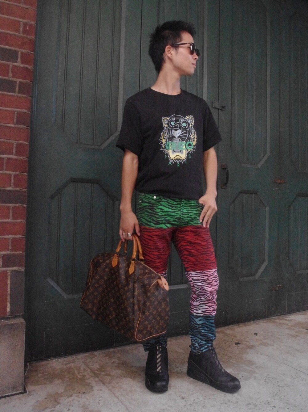 「KENZO、KENZO×H&M、LouisVuitton、BALENCIAGA、ray ban、夏、休日スタイル、ootd、派手、サングラス」｜「Ray-Banの【Ray-Ban（レイバン）】（サングラス、ブラウン系）」を使った、ユウスケさん（メンズ・165cm）の夏コーディネートの1枚目の写真