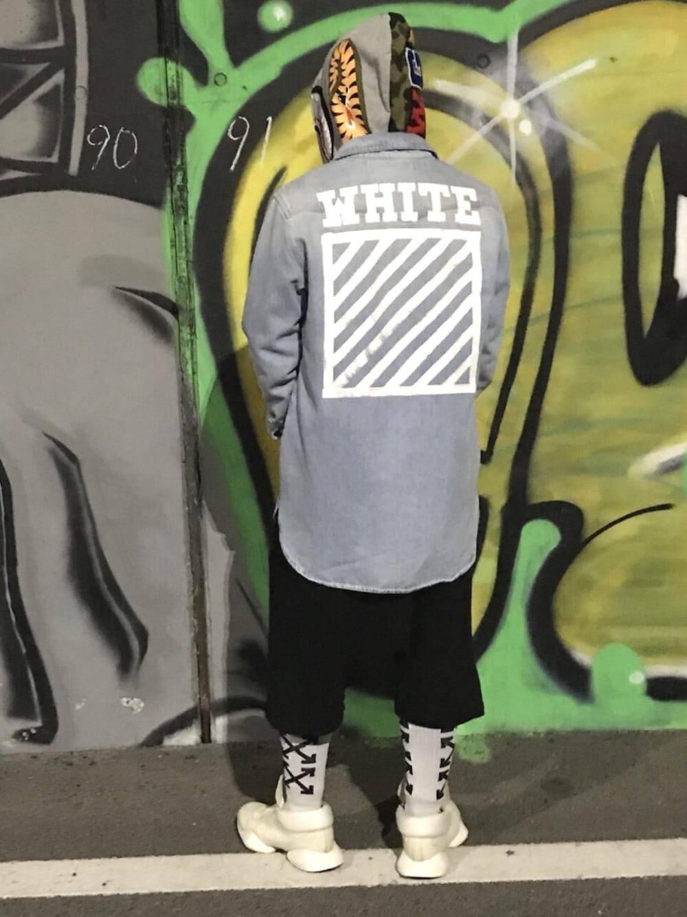 「off white、A BATHING APE、Bape、RICK OWENS、adidas、レギンス、ストリート、モード、春コーデ、ootd」｜「off whiteのアイテム（デニムジャケット、ブルー系）」を使った、ユウスケさん（メンズ・165cm）の冬コーディネートの1枚目の写真