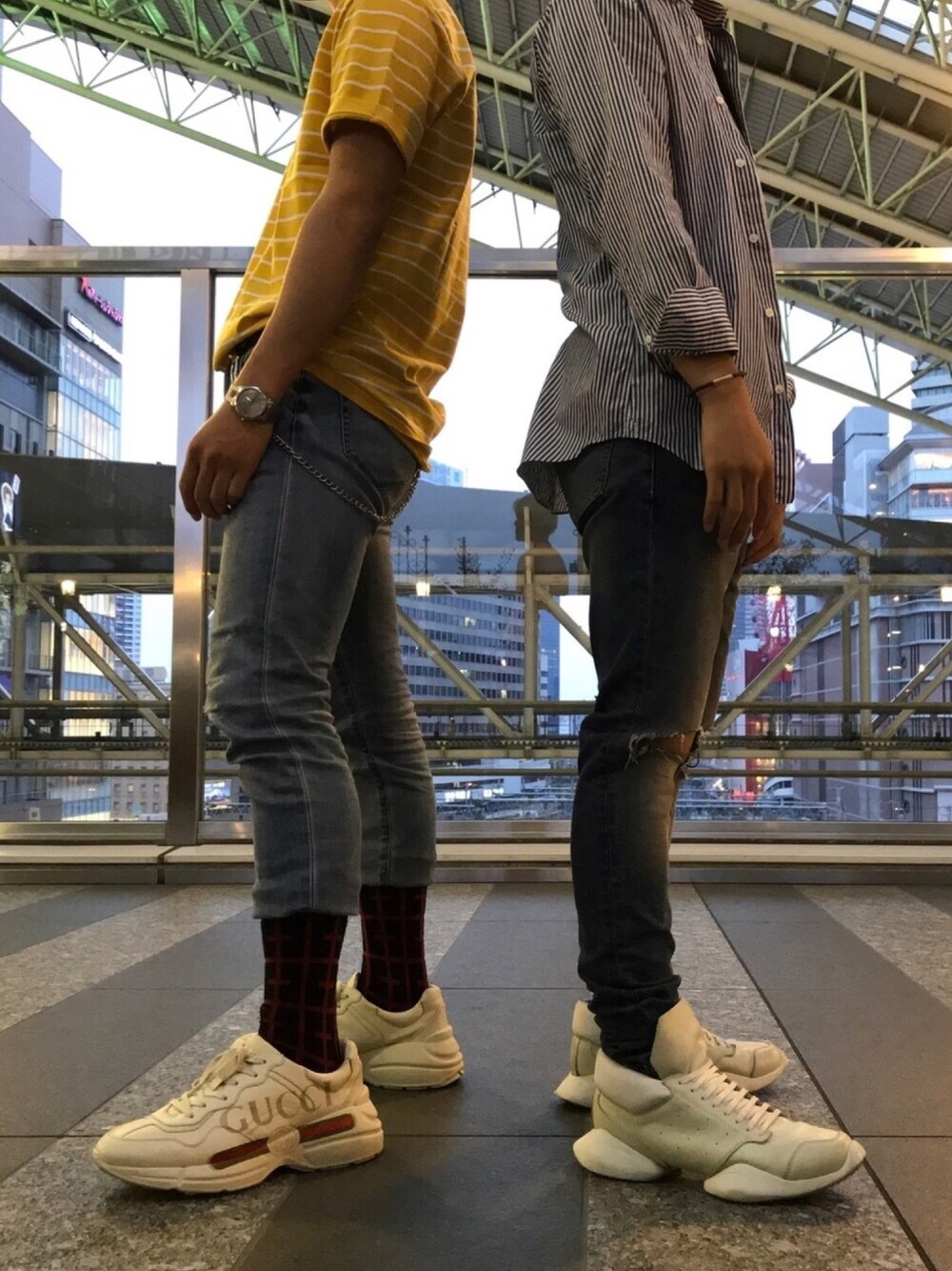 「GUCCI、RICK OWENS、adidas、LouisVuitton、H&M、ZARA、春、オトナカジュアル、カジュアル、シャツスタイル」｜「GUCCIのGucci - Rhyton ロゴスニーカー - men - カーフレザー/rubber - 9（スニーカー、ホワイト系）」を使った、ユウスケさん（メンズ・165cm）の春コーディネートの1枚目の写真