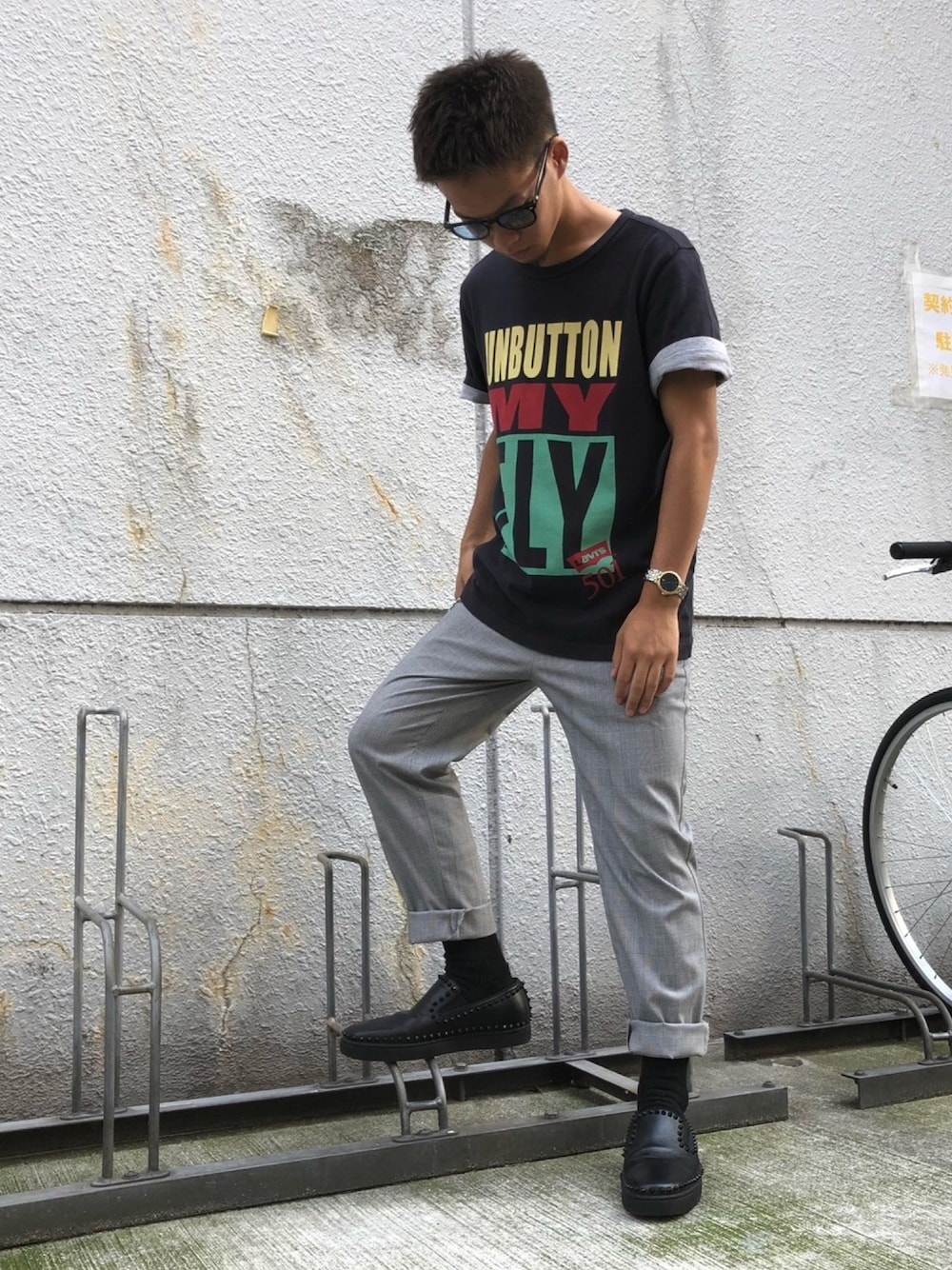 「Levi's、GU、Christian Louboutin、Maurice Lacroix、夏コーデ、シンプル、オトナカジュアル、スラックス、お洒落さんとつながりたい、プチプラ」｜「Levi'sの【雑誌掲載アイテム】UNBUTTON MY FLY グラフィックTシャツ/ブラック（Tシャツ/カットソー、ブラック系）」を使った、ユウスケさん（メンズ・165cm）の夏コーディネートの1枚目の写真