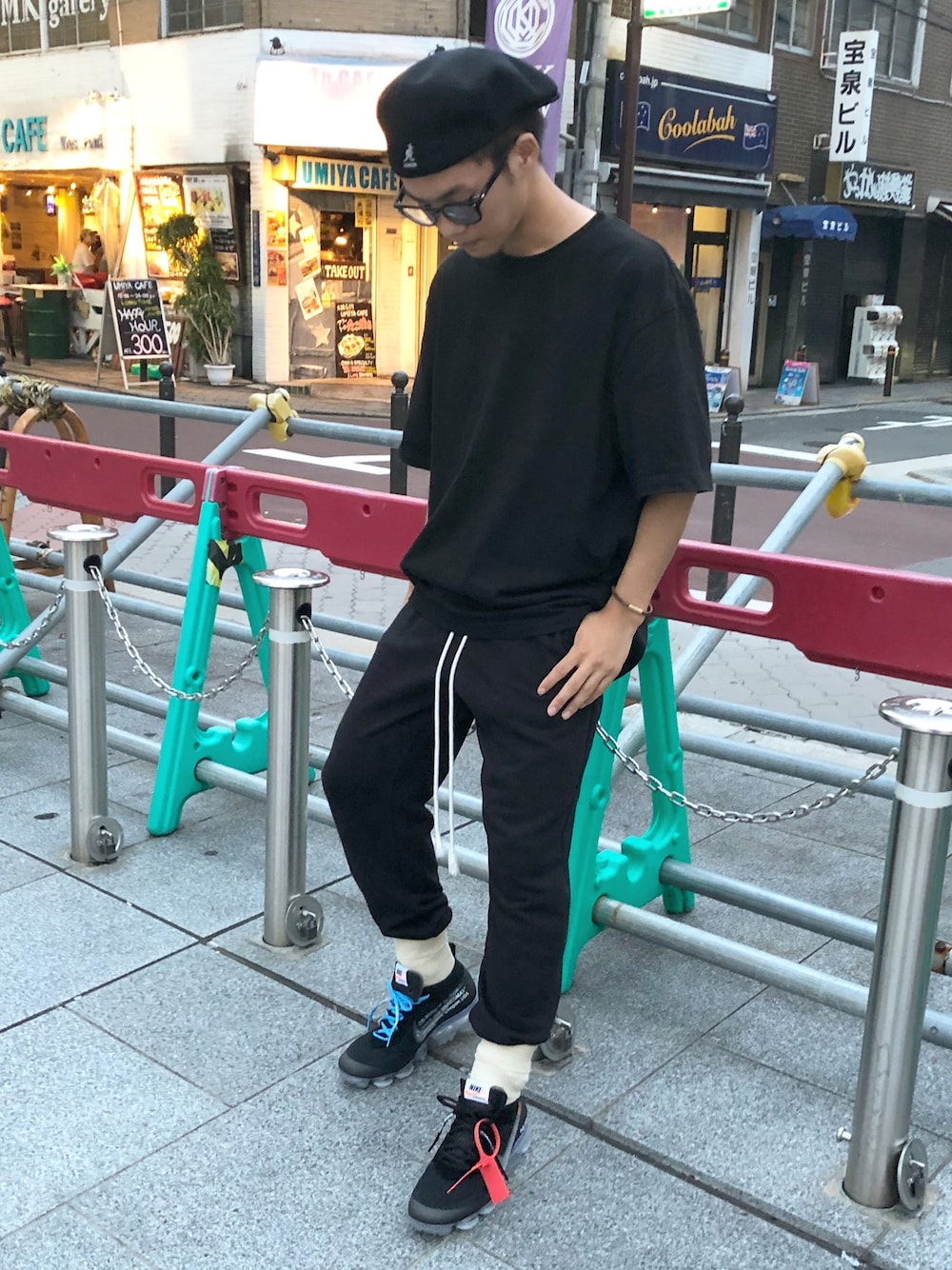 「off white、vapormax、NIKE、H&M、KANGOL、ビックシルエット、黒、ootd、ビッグT、モノトーンコーデ」｜「KANGOLの『TGC着用アイテム』KANGOL SMU Tropic Galaxy / カンゴール エスセムユー トロピック ギャラクシー ベレー帽 / オーバーライド（ハンチング/ベレー帽、ブラック系）」を使った、ユウスケさん（メンズ・165cm）の夏コーディネートの1枚目の写真