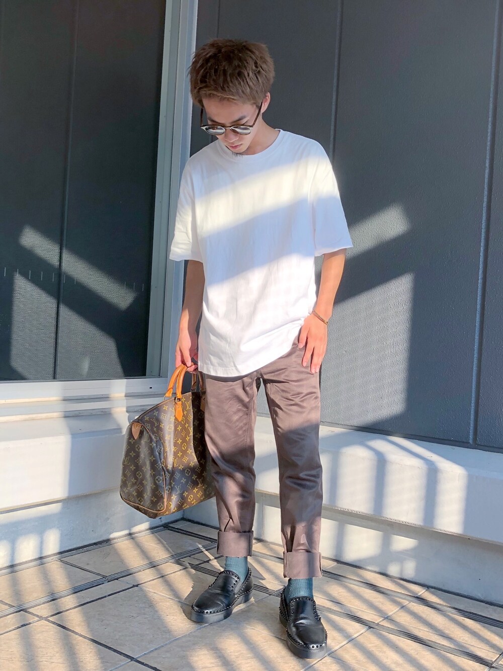 「LouisVuitton、MARC JACOBS、H&M、Christian Louboutin、ray ban、夏コーデ、カジュアルコーデ、大人カジュアル、休日スタイル」｜「Ray-Banのアイテム（サングラス、ブラウン系）」を使った、ユウスケさん（メンズ・165cm）の夏コーディネートの1枚目の写真