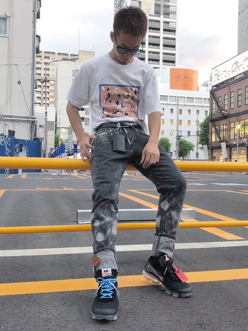 「off white、THE TEN、MSGM、H&M、PRADA、NIKE、夏、カジュアル、黒、street」｜「MSGMのアイテム（Tシャツ/カットソー、ホワイト系）」を使った、ユウスケさん（メンズ・165cm）の夏コーディネートの1枚目の写真