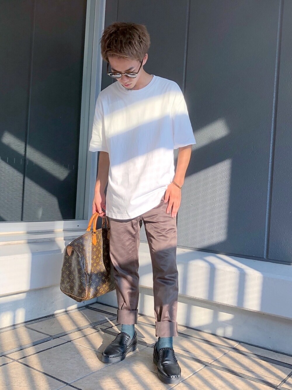 「LouisVuitton、MARC JACOBS、Christian Louboutin、H&M、きれいめカジュアル、オトナカジュアル、カジュアル、ootd、ビッグシルエット、秋コーデ」｜「H&Mのアイテム（Tシャツ/カットソー、ホワイト系）」を使った、ユウスケさん（メンズ・165cm）の秋コーディネートの1枚目の写真