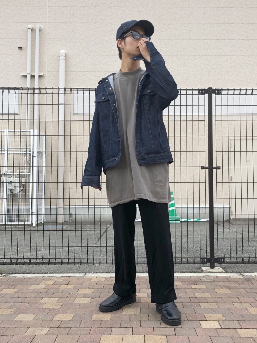 「RICK OWENS、H&M、yohjiyamamoto、Christian Louboutin、drkshdw、秋のブラウンスタイル、秋コーデ、スニーカー、キレイめ、オトナカジュアル」｜「Rick Owensのアイテム（Tシャツ/カットソー、グレー系）」を使った、ユウスケさん（メンズ・165cm）の秋コーディネートの1枚目の写真