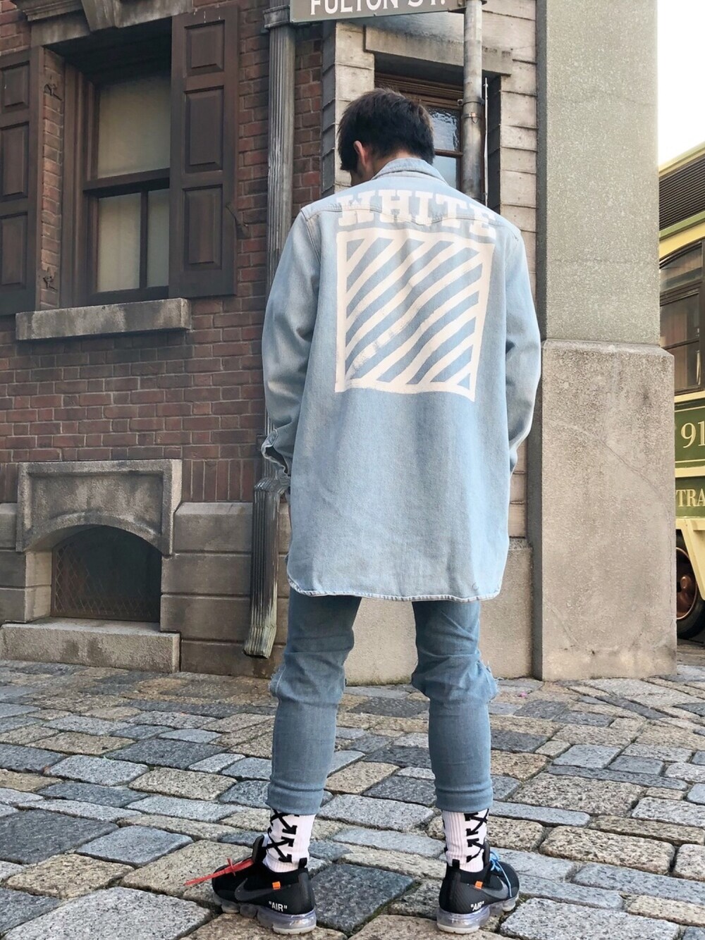 「秋コーデ、スニーカー、ストリート、off white、Virgilabloh、THE TEN、NIKE、vapormax、休日スタイル、シンプル」｜「off whiteのアイテム（デニムジャケット、ブルー系）」を使った、ユウスケさん（メンズ・165cm）の秋コーディネートの1枚目の写真