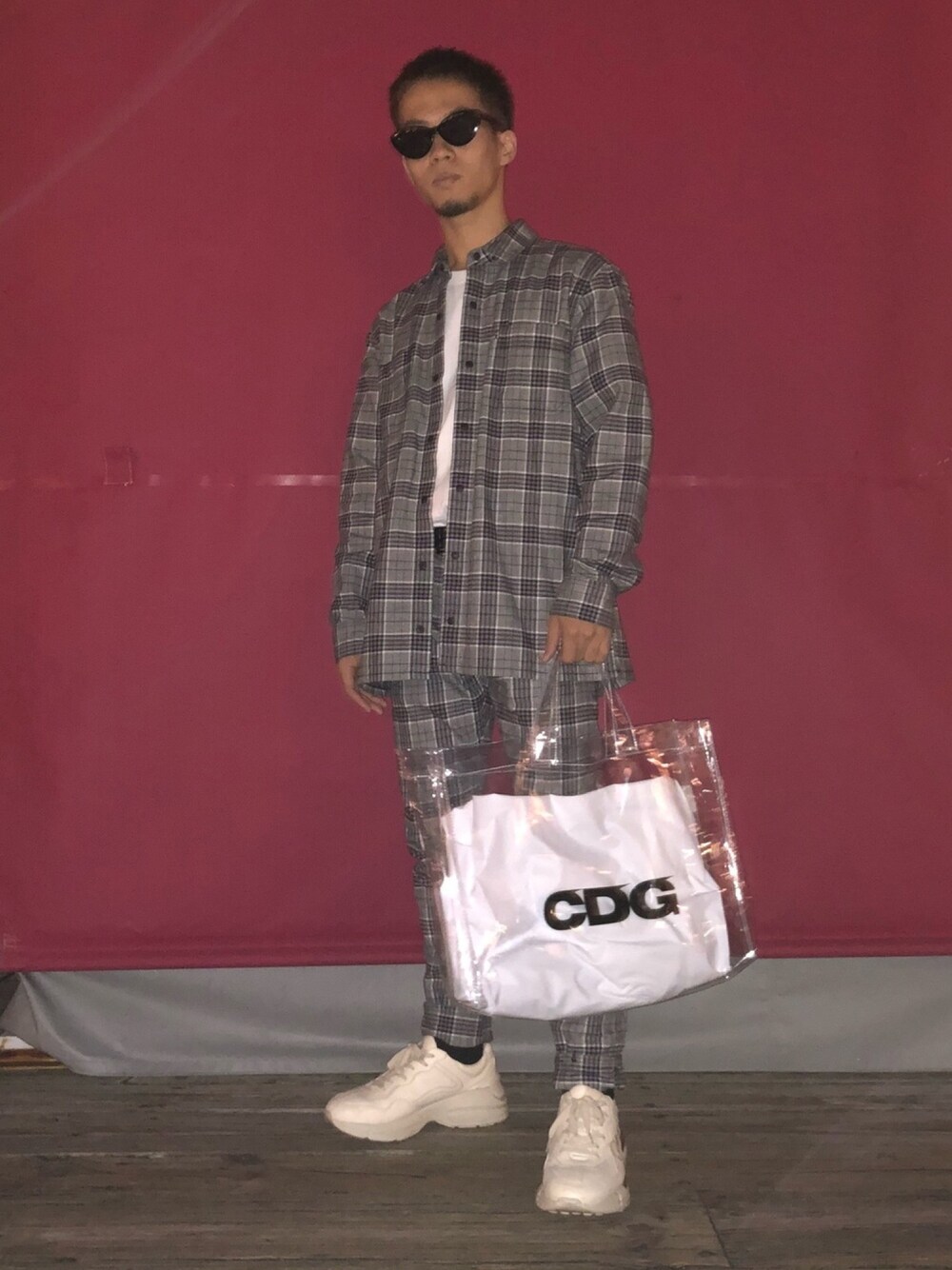 グレー系のシャツ/ブラウス、その他のトートバッグ、グレー系のパンツを着用したメンズの秋コーディネートの1枚目の写真