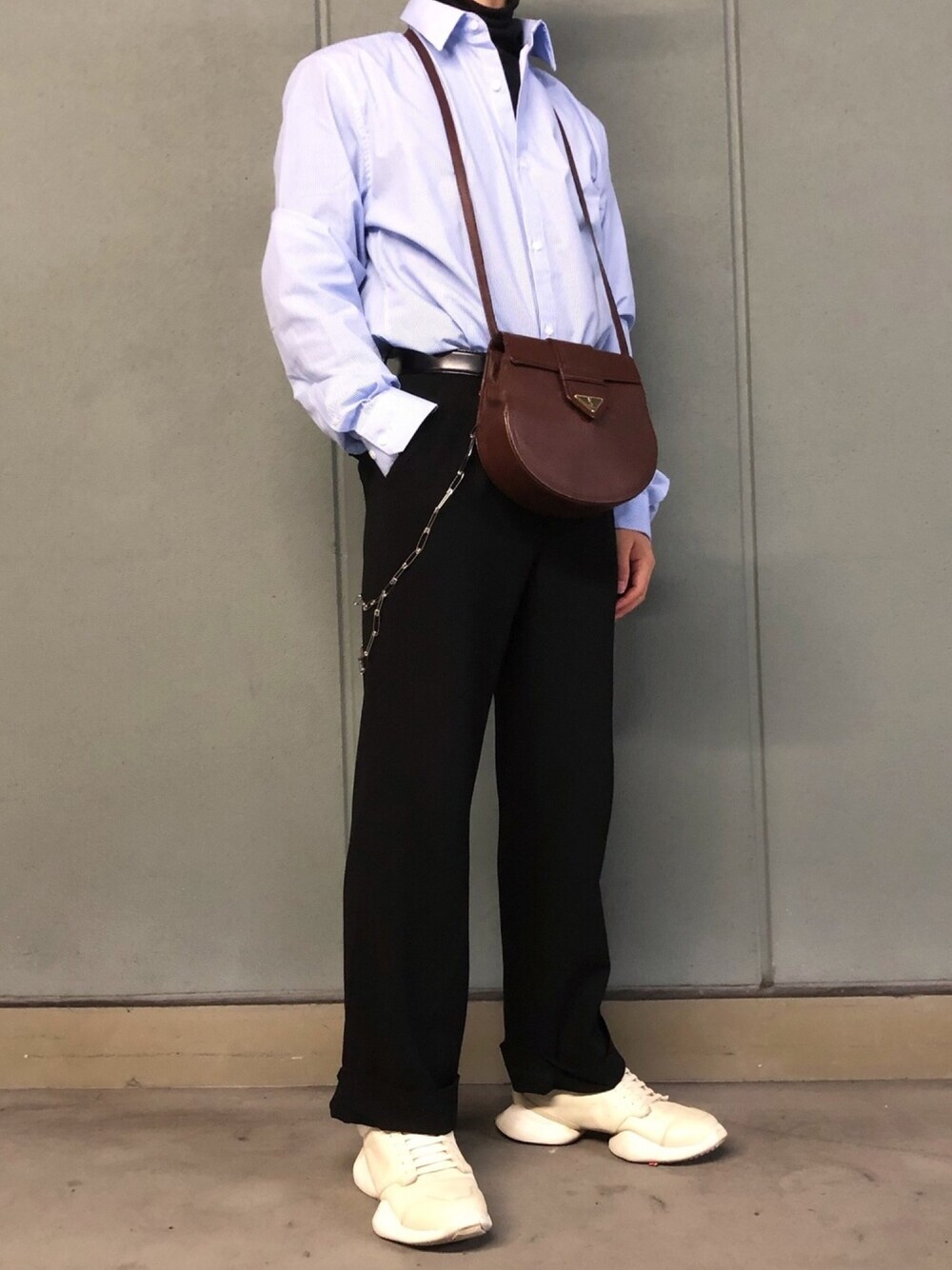 「H&M、yohjiyamamoto、RICK OWENS、Saint Laurent、冬コーデ、韓国ファッション、オーバーサイズ、シャツスタイル、大人カジュアル、黒」｜「H&Mのアイテム（シャツ/ブラウス、ブルー系）」を使った、ユウスケさん（メンズ・165cm）の冬コーディネートの1枚目の写真